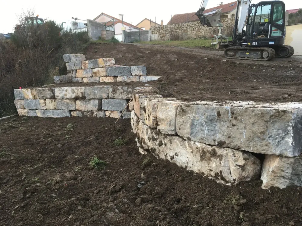 Mur en pierre près de Coucouron